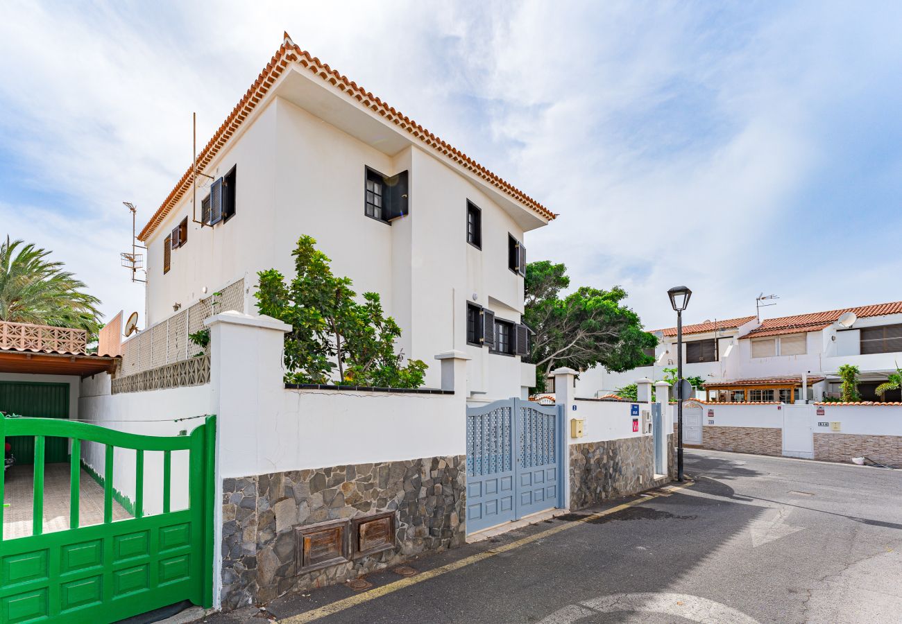 Casa adosada en Arona - Preciosa casa con piscina y licencia de alquiler vacacional (VV) a sólo 400m de Playa Amarilla